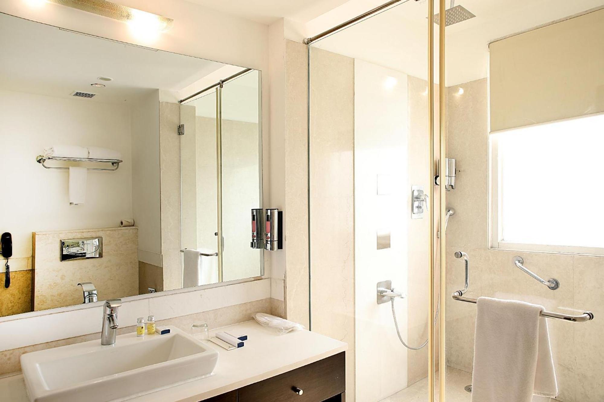 Inde Hotel Vista Woods Huda City Centre, גורגאון מראה חיצוני תמונה